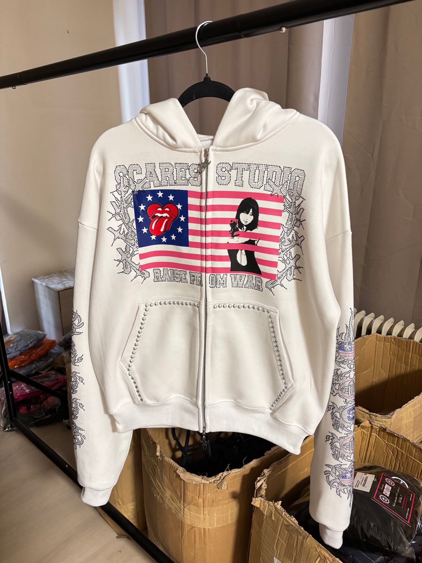 WHITE RAISE FROM WAR FLAG ZIPPER