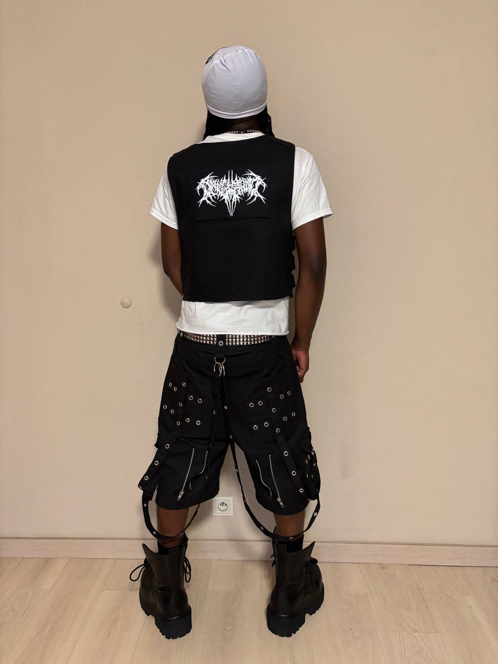 T-SHIRT + BLACK ARAB MANI ARMOUR VEST